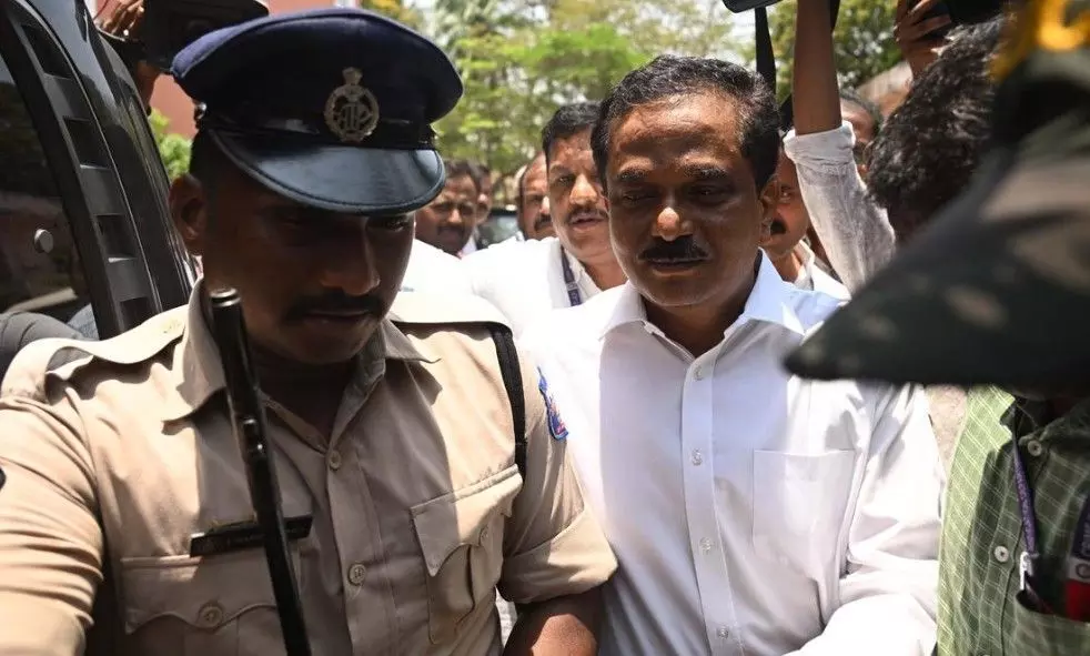 ఎవరికీ అర్థం కాని ఈ ఐపీఎస్ స్టైల్!