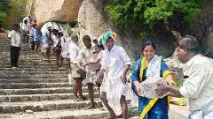 అనంతపురం : ఊరి కోసం ఇటుకలు, రాళ్లు మోసిన ఎమ్మెల్యే సునీత