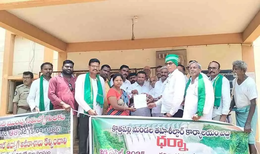 శ్రీశైలం ప్రాజెక్టుకు భూములిచ్చిన వారిని ఆదుకోవాలి