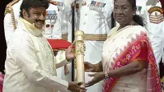 రాష్ట్రపతి చేతుల మీదుగా పద్మ అవార్డును అందుకున్న బాలయ్య