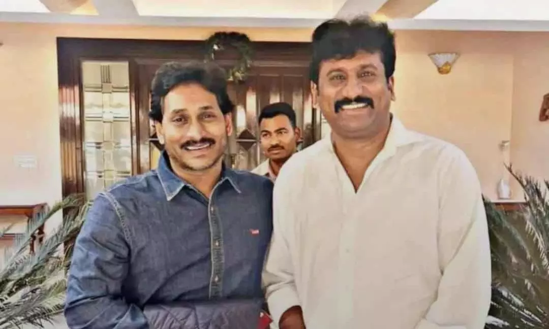 మాజీ ఎమ్మెల్యే తోపుదుర్తి ఆచూకీ ఎక్కడ? మాజీ ఎమ్మెల్యే తోపుదుర్తి ఆచూకీ ఎక్కడ?