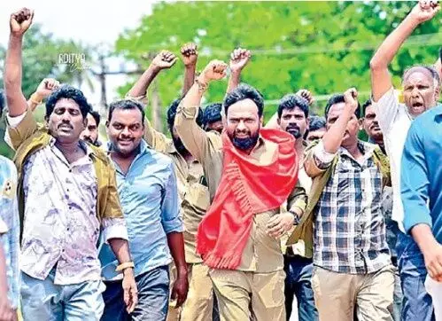 ఆటో డ్రైవర్ అవతారం ఎత్తిన కార్మిక మంత్రి వాసంశెట్టి ఆటో డ్రైవర్ అవతారం ఎత్తిన కార్మిక మంత్రి వాసంశెట్టి