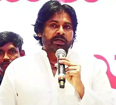 మేడే ఉత్సవాల్లో పవన్ కల్యాణ్ మేడే ఉత్సవాల్లో పవన్ కల్యాణ్