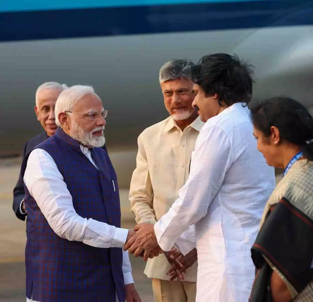 హార్ట్లీ వెలకమ్ మోదీజీ అంటూ చంద్రబాబు, పవన్ కల్యాణ్ ట్వీట్లు హార్ట్లీ వెలకమ్ మోదీజీ అంటూ చంద్రబాబు, పవన్ కల్యాణ్ ట్వీట్లు