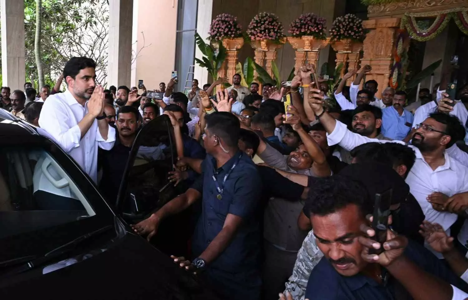 వేదిక మీదకు లోకేష్ వేదిక మీదకు లోకేష్
