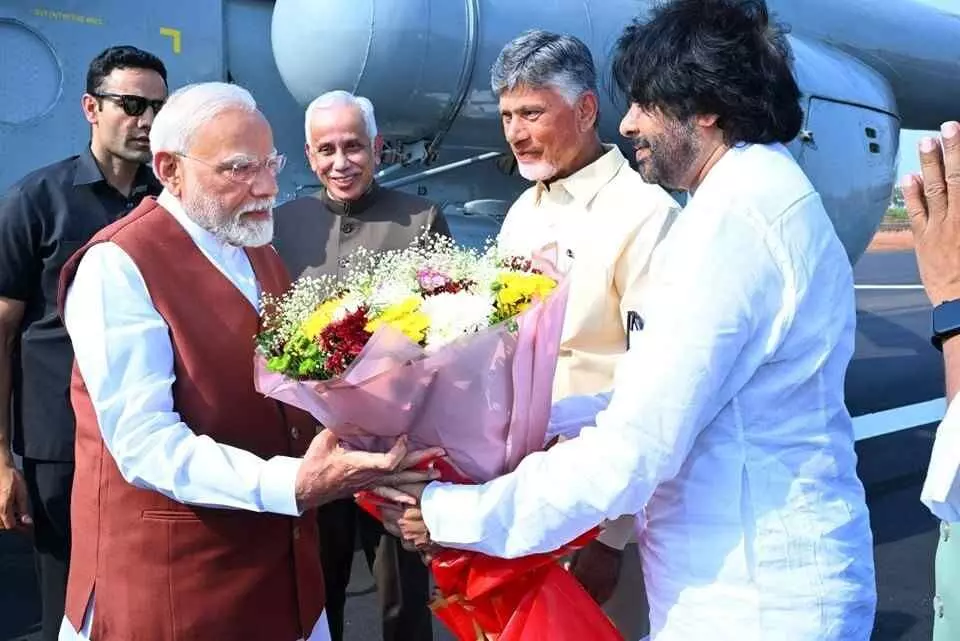 కశ్మీర్ బాధ గుండెల్లో ఉన్నా మోదీ అమరావతి వచ్చారు కశ్మీర్ బాధ గుండెల్లో ఉన్నా మోదీ అమరావతి వచ్చారు