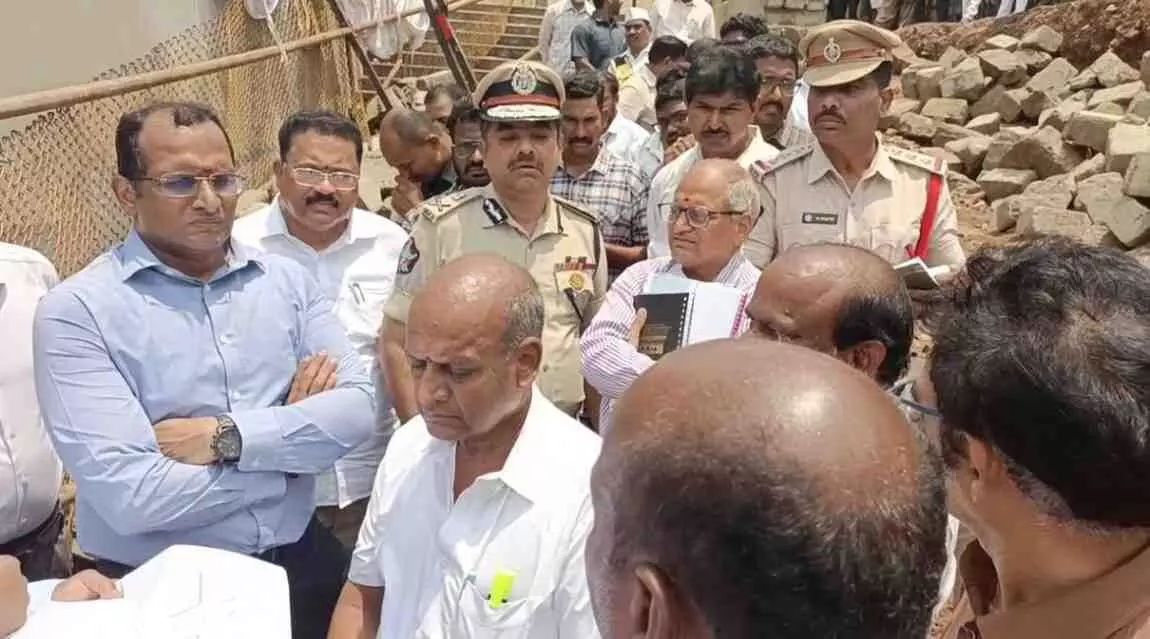 అధికారులేనా? మంత్రులు బాధ్యులు కారా? అధికారులేనా? మంత్రులు బాధ్యులు కారా?