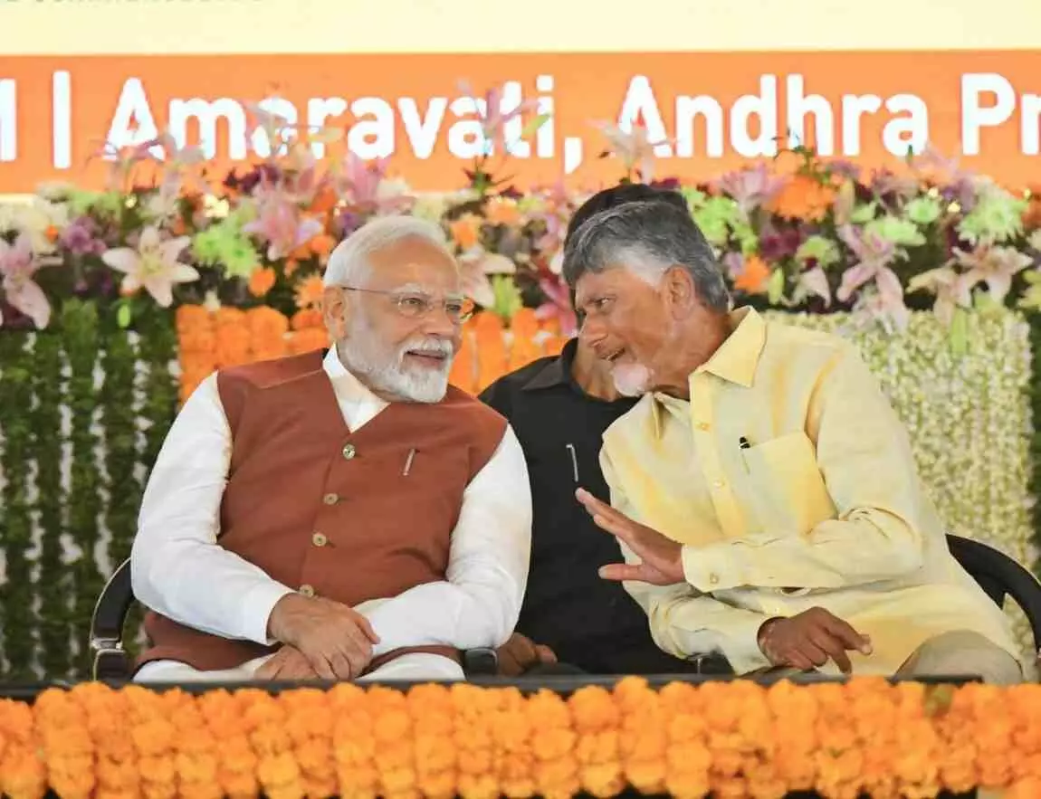 మోదీతో పాటు వేదికపై ఉన్నది వీరే మోదీతో పాటు వేదికపై ఉన్నది వీరే
