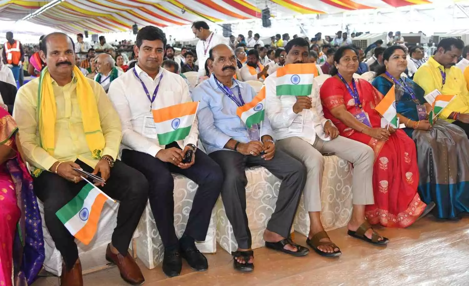 అమరావతి సభలో రెపరెపలాడిన జాతీయ జెండాలు అమరావతి సభలో రెపరెపలాడిన జాతీయ జెండాలు