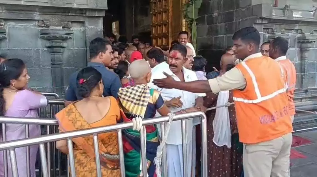 TIRUMALA || తిరుమల క్యూ లైన్లో కొట్టుకున్న భక్తులు. TIRUMALA || తిరుమల క్యూ లైన్లో కొట్టుకున్న భక్తులు.