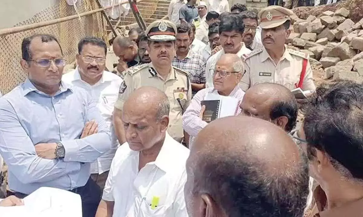 అధికారులపైనే వేటు.. అమాత్యుల ఊసే లేదు.. అధికారులపైనే వేటు.. అమాత్యుల ఊసే లేదు..