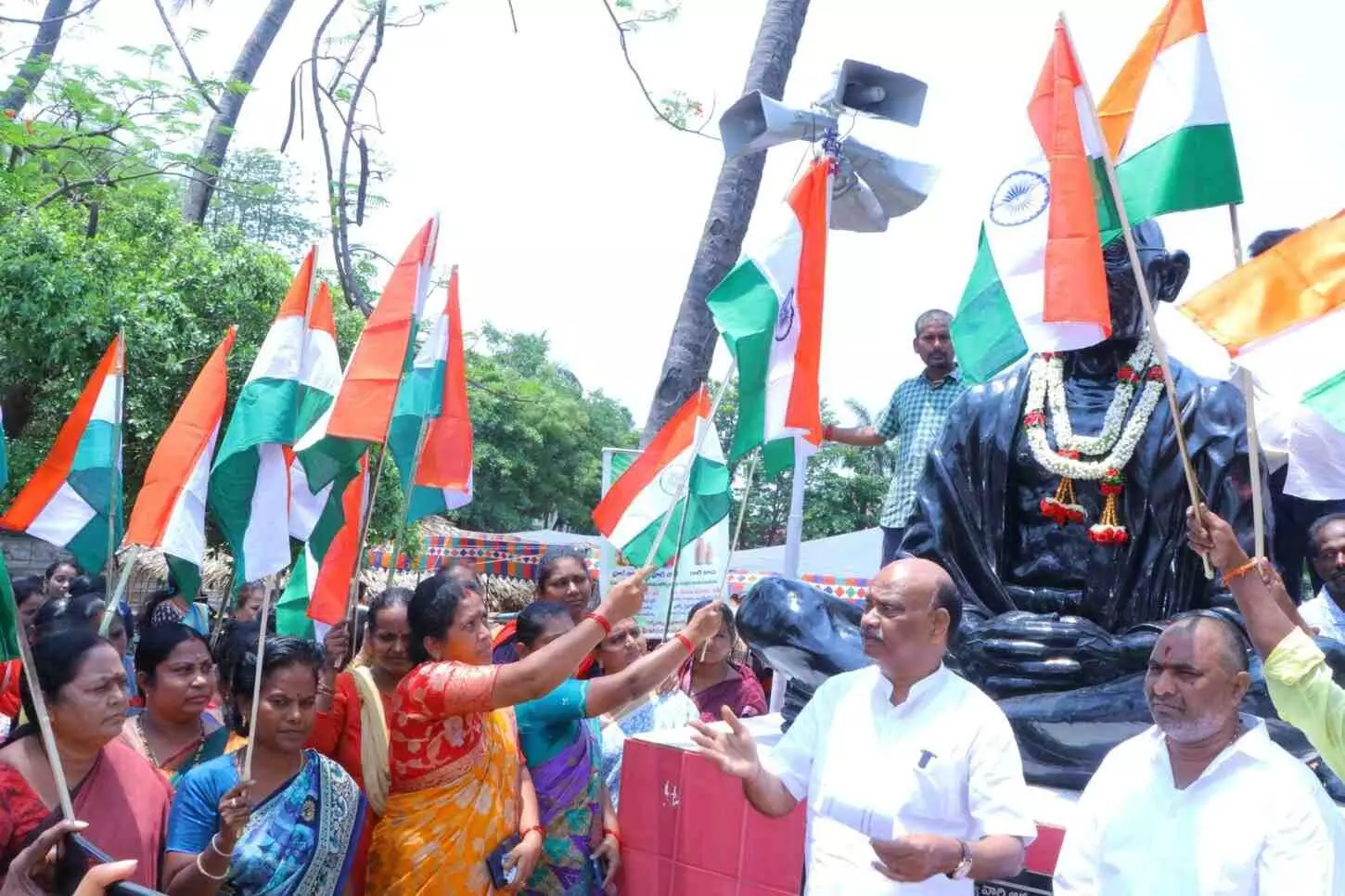 సైన్యానికి మద్దతుగా ప్రతిజ్ఞ సైన్యానికి మద్దతుగా ప్రతిజ్ఞ