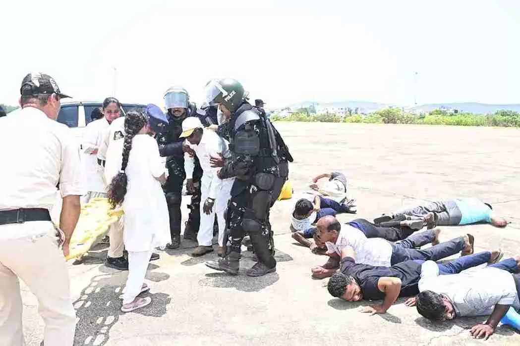అనంతపురం: పుట్టపర్తిలో మోగిన సైరన్ అనంతపురం: పుట్టపర్తిలో మోగిన సైరన్