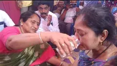 నీ కొడుకు అమరుడంటూ.. తల్లడిల్లిన మంత్రి సవితమ్మ