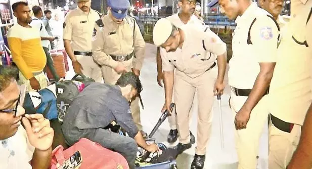 విజయవాడ రైల్వేస్టేషన్లో అలెర్ట్ విజయవాడ రైల్వేస్టేషన్లో అలెర్ట్