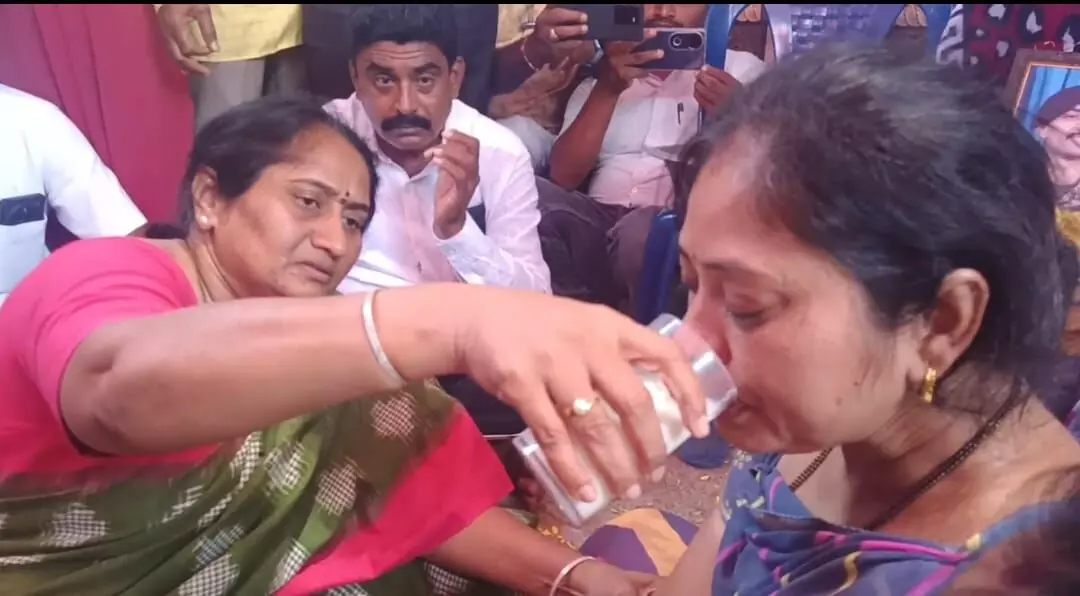 నీ కొడుకు అమరుడంటూ.. తల్లడిల్లిన మంత్రి సవితమ్మ నీ కొడుకు అమరుడంటూ.. తల్లడిల్లిన మంత్రి సవితమ్మ