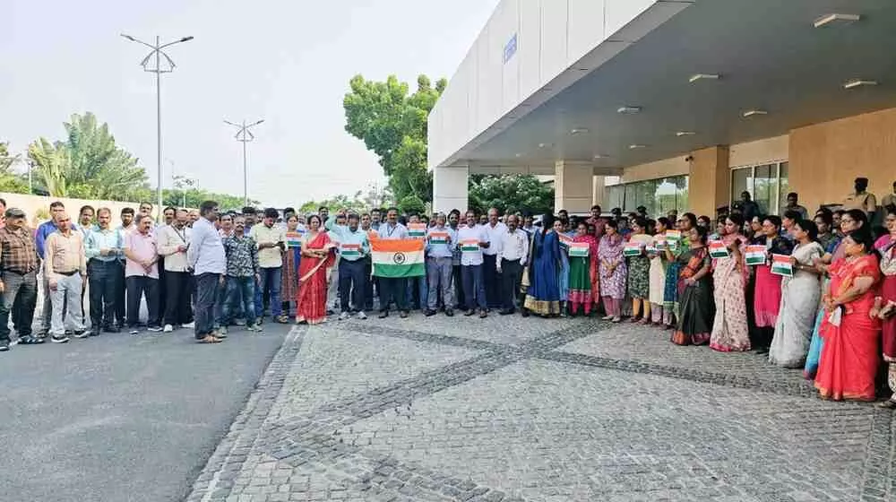 ఆపరేషన్ సింధూర్కు ఏపీ సచివాలయ ఉద్యోగులు సంఘీభావ ర్యాలీ ఆపరేషన్ సింధూర్కు ఏపీ సచివాలయ ఉద్యోగులు సంఘీభావ ర్యాలీ