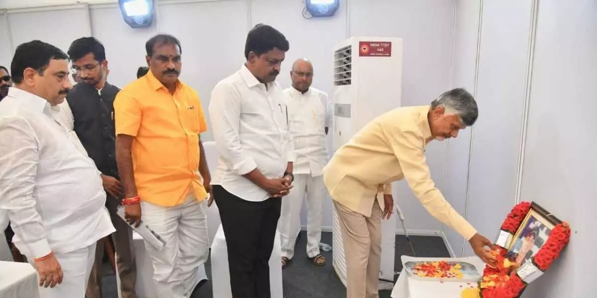 వీర జవాన్ మురళీ నాయక్కు చంద్రబాబు నివాళి వీర జవాన్ మురళీ నాయక్కు చంద్రబాబు నివాళి