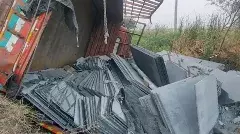 పలకల కింద పడి నలిగిపోయి మరణించిన కూలీలు