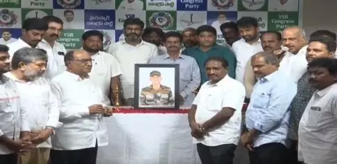 వీర జవాన్ మురళీనాయక్కు వైసీపీ కార్యాలయంలో నివాళి వీర జవాన్ మురళీనాయక్కు వైసీపీ కార్యాలయంలో నివాళి