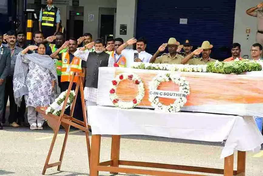బెంగళూరుకు చేరిన నాయక్ భౌతికకాయం బెంగళూరుకు చేరిన నాయక్ భౌతికకాయం