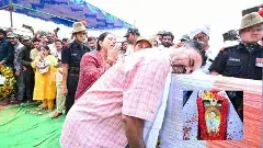 వీరజవాన్ నాయక్ శవపేటిక మోసిన మంత్రి లోకేష్..