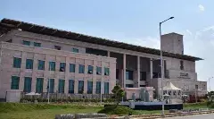 హైకోర్టుకూ వేసవి సెలవులిస్తారా