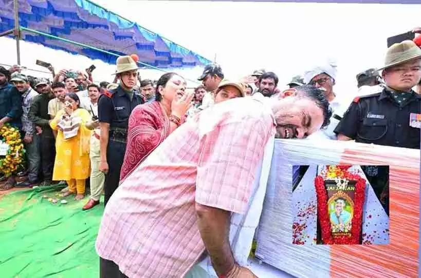 వీరజవాన్ నాయక్ శవపేటిక మోసిన మంత్రి లోకేష్..