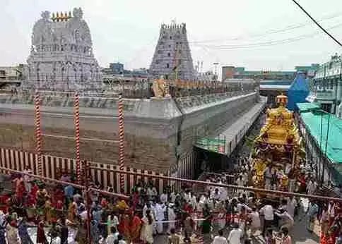 Tirupati || స్వర్ణరథంపై మెరిసిన శ్రీ పద్మావతి అమ్మవారు..! Tirupati || స్వర్ణరథంపై మెరిసిన శ్రీ పద్మావతి అమ్మవారు..!
