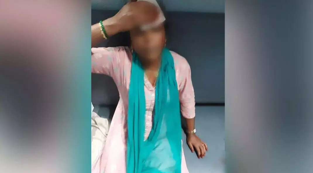 నిద్రలో ఉన్న ప్రయాణికురాలిపై కూలిన రైల్వే బెర్త్ నిద్రలో ఉన్న ప్రయాణికురాలిపై కూలిన రైల్వే బెర్త్