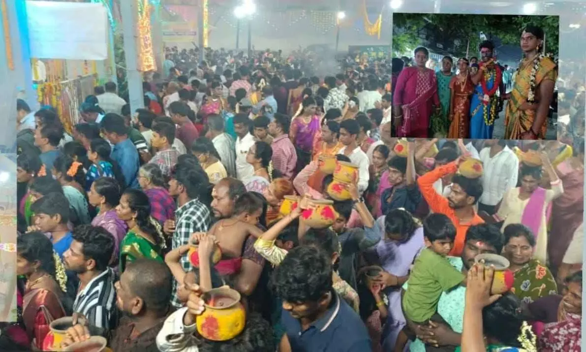 తిరుపతి: గంగజాతరలో మెరిసిన పుష్పా లు తిరుపతి: గంగజాతరలో మెరిసిన పుష్పా లు