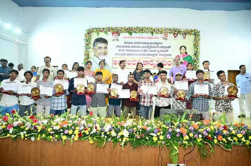 ఉత్తమ ప్రతిభ కనబరిచిన బీసీ విద్యార్థులకు సన్మానాలు