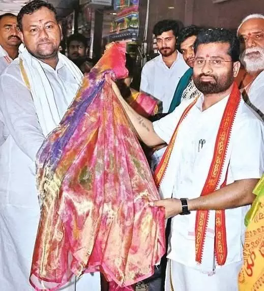 సిరిసిల్ల నేతన్నసూపర్ సృష్టి–దుర్గమ్మకు అగ్గిపెట్టెలో పట్టే పట్టుచీర సిరిసిల్ల నేతన్నసూపర్ సృష్టి–దుర్గమ్మకు అగ్గిపెట్టెలో పట్టే పట్టుచీర