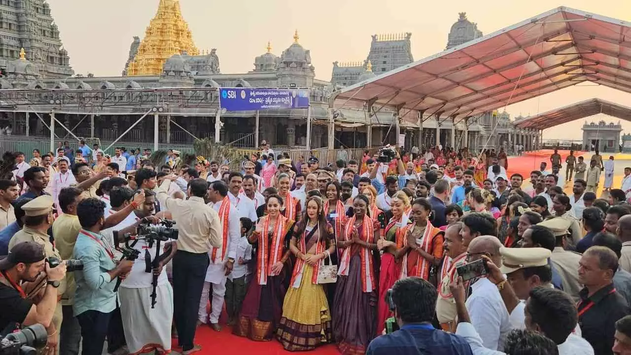 కిన్నెర,డప్పు వాయిద్యాల మధ్య అందాల భామల డాన్స్ కిన్నెర,డప్పు వాయిద్యాల మధ్య అందాల భామల డాన్స్