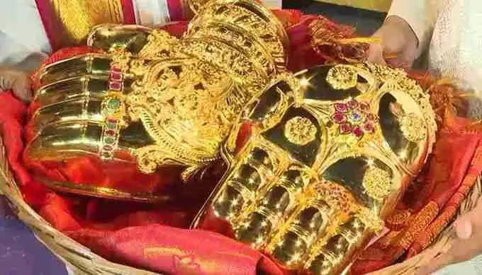శ్రీవారికి కానుకగా రూ. మూడు కోట్ల ఆభరణాలు శ్రీవారికి కానుకగా రూ. మూడు కోట్ల ఆభరణాలు