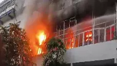 భార్యా పిల్లలకోసం వెళ్లి మంటల్లో చిక్కుకున్న తండ్రి