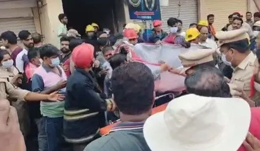 చార్మినార్ వద్ద ఘోర అగ్నిప్రమాదం, 17మంది మృత్యువాత చార్మినార్ వద్ద ఘోర అగ్నిప్రమాదం, 17మంది మృత్యువాత