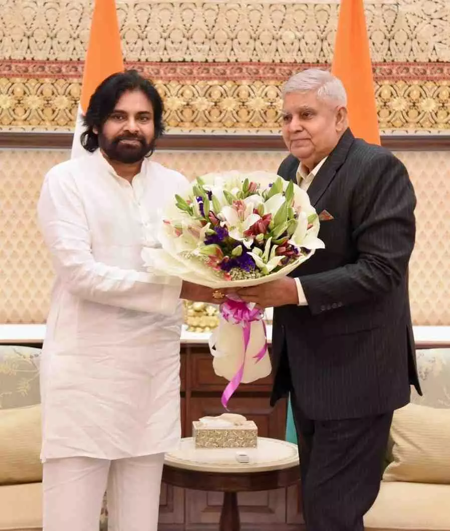 ఉపరాష్ట్రపతిని ఓ రేంజ్ లో పొగిడిన పవన్ కల్యాణ్ ఉపరాష్ట్రపతిని ఓ రేంజ్ లో పొగిడిన పవన్ కల్యాణ్