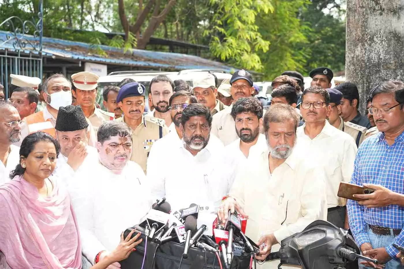 హైదరాబాద్ అగ్నిప్రమాద మృతుల కుటుంబాలకు రూ.5లక్షల ఎక్స్ గ్రేషియా హైదరాబాద్ అగ్నిప్రమాద మృతుల కుటుంబాలకు రూ.5లక్షల ఎక్స్ గ్రేషియా
