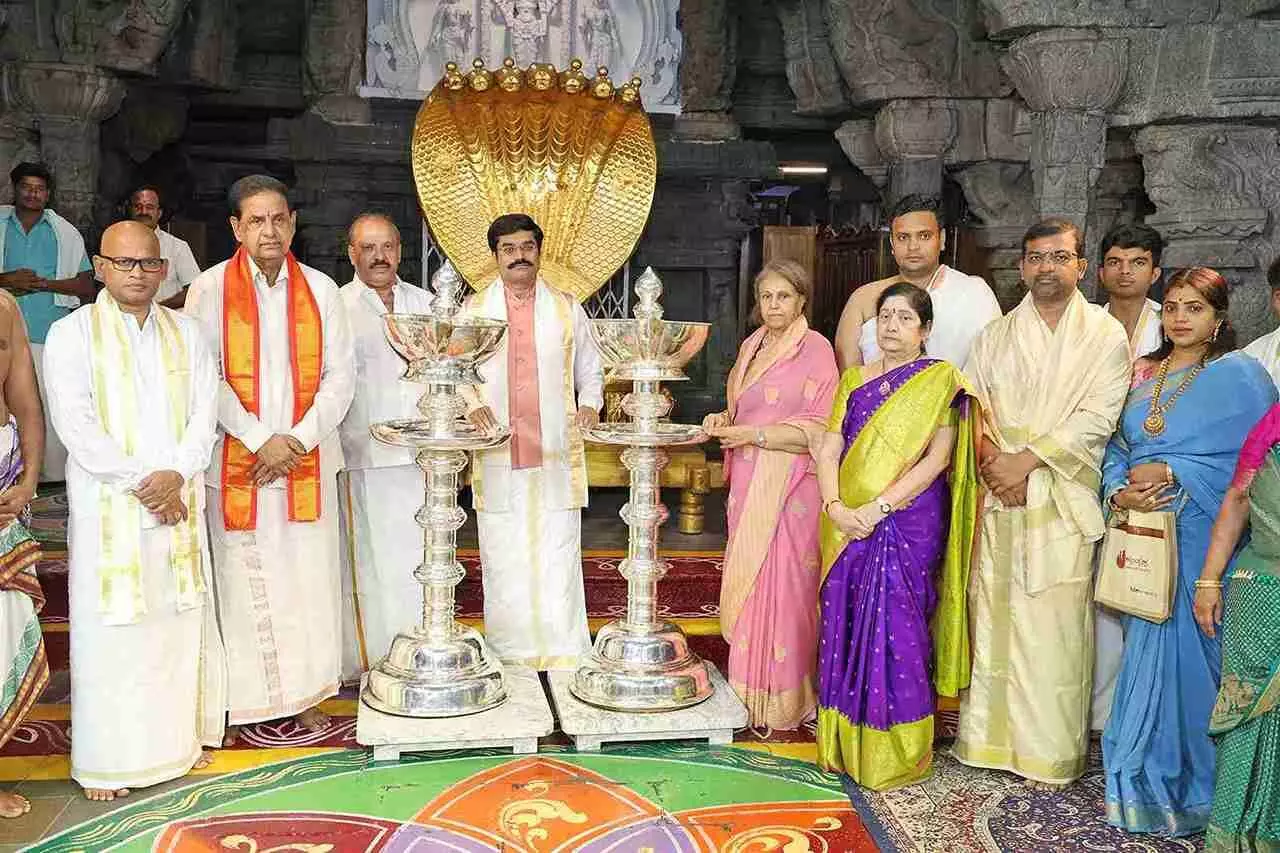 Tirumala || శతాబ్దాల అనంతరం శ్రీవారికి అఖండాలు విరాళం Tirumala || శతాబ్దాల అనంతరం శ్రీవారికి అఖండాలు విరాళం