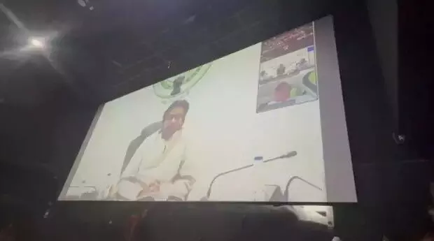 ఎంతైనా సినిమా స్టార్ కదా..సిల్వర్ స్క్రీన్పై పవన్ ముఖాముఖి ఎంతైనా సినిమా స్టార్ కదా..సిల్వర్ స్క్రీన్పై పవన్ ముఖాముఖి