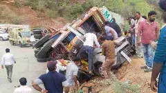 Road accident | కడప:లారీ కింద నలిగిన నలుగురి ప్రాణాలు