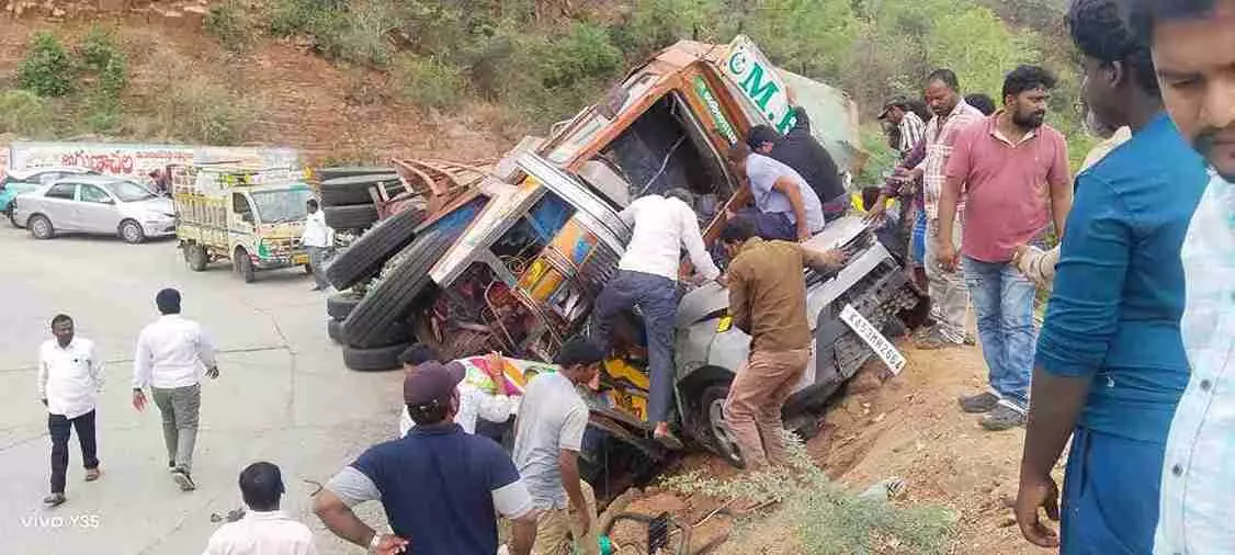 Road accident | కడప:లారీ కింద నలిగిన నలుగురి ప్రాణాలు Road accident | కడప:లారీ కింద నలిగిన నలుగురి ప్రాణాలు