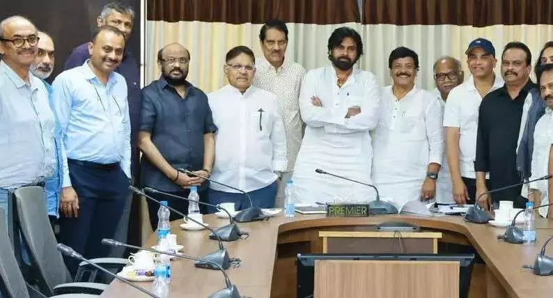 జగన్ను కలిసిన సినీ పెద్దలు చంద్రబాబును ఎందుకు కలవడం లేదు జగన్ను కలిసిన సినీ పెద్దలు చంద్రబాబును ఎందుకు కలవడం లేదు