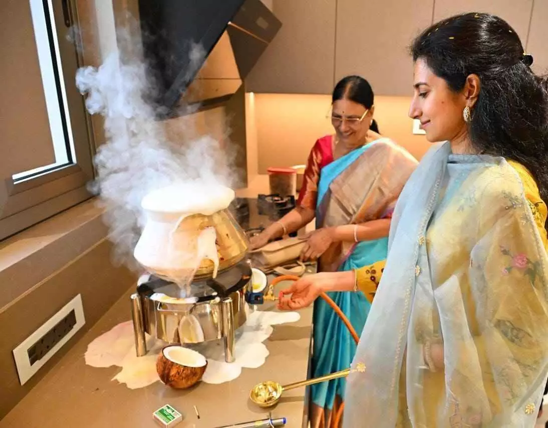 కుప్పం: సీఎం కొత్త ఇంటిలో పాలు బాగా పొంగాయి.. కుప్పం: సీఎం కొత్త ఇంటిలో పాలు బాగా పొంగాయి..
