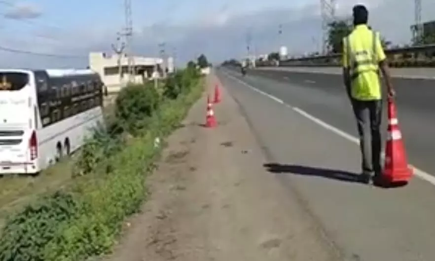 నంద్యాల: తప్పిన ఘోర ప్రమాదం నంద్యాల: తప్పిన ఘోర ప్రమాదం