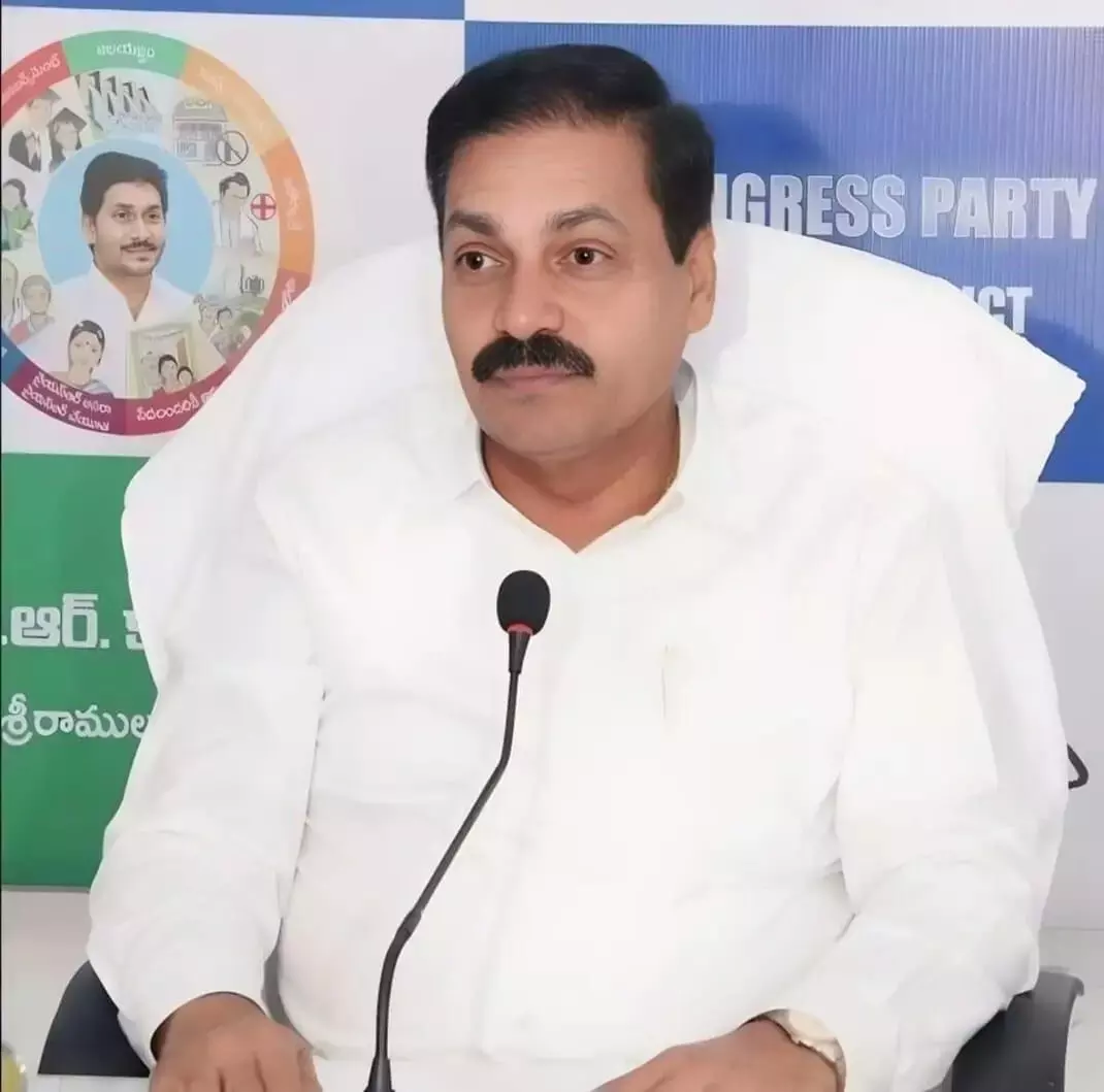 రెండు నెలలుగా అజ్ఞాతం.. వైసీపీ మాజీ మంత్రి కాకాణి అరెస్ట్ రెండు నెలలుగా అజ్ఞాతం.. వైసీపీ మాజీ మంత్రి కాకాణి అరెస్ట్