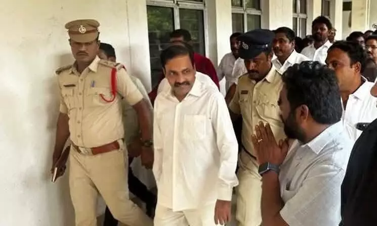 YSRCP | నెల్లూరు జైలుకు మాజీ మంత్రి కాకాణి YSRCP | నెల్లూరు జైలుకు మాజీ మంత్రి కాకాణి