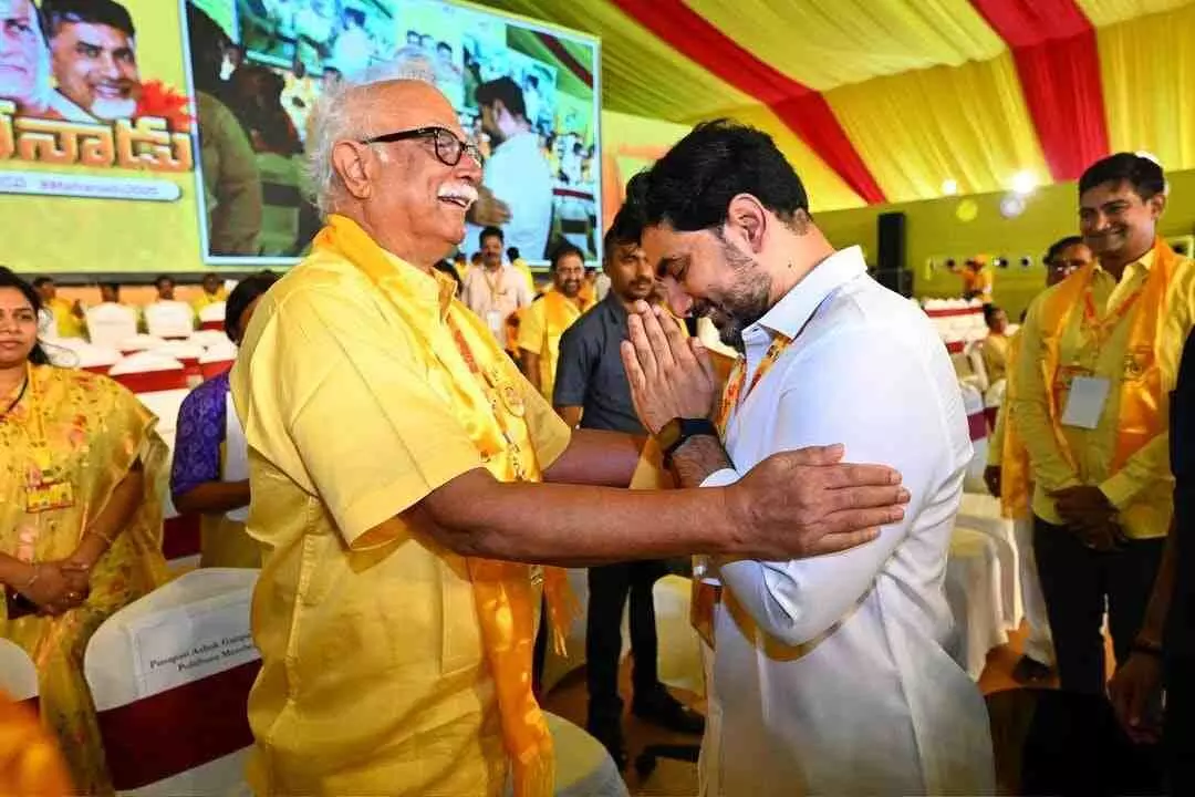 వెనుకా ముందు కెమేరాలతో లోకేష్ గ్రాండ్ ఎంట్రీ వెనుకా ముందు కెమేరాలతో లోకేష్ గ్రాండ్ ఎంట్రీ