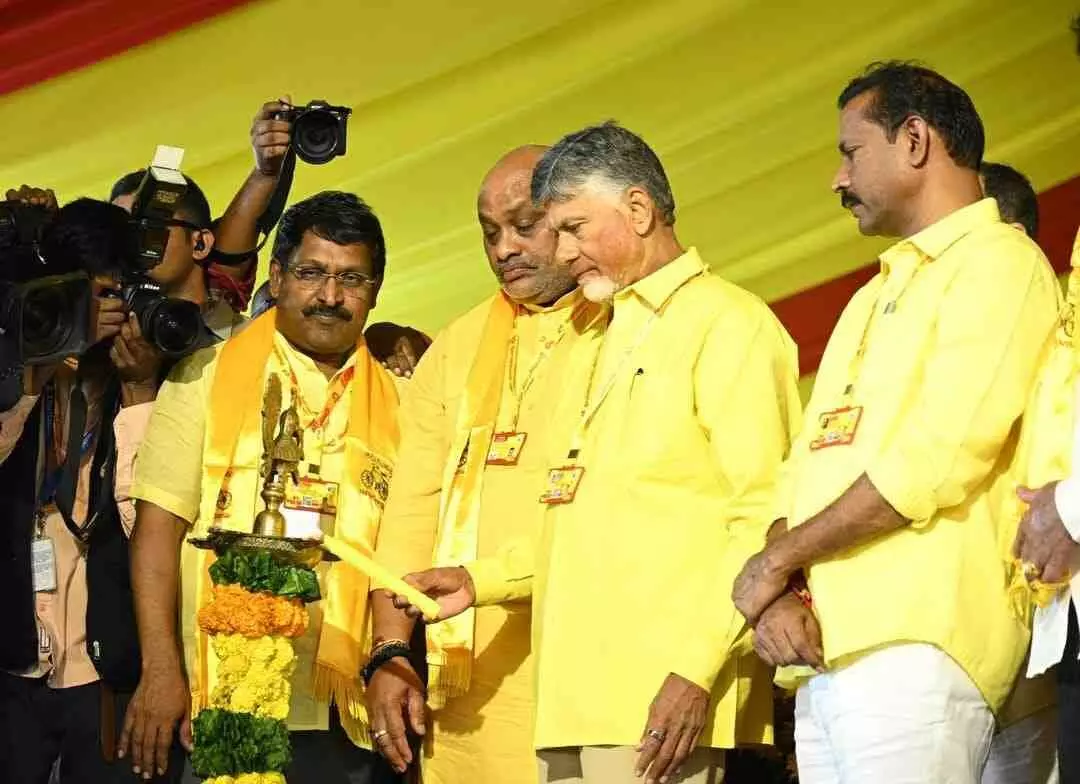 చంద్రబాబుతో కార్లో వచ్చిన మంత్రులు ఎవరంటే.. చంద్రబాబుతో కార్లో వచ్చిన మంత్రులు ఎవరంటే..
